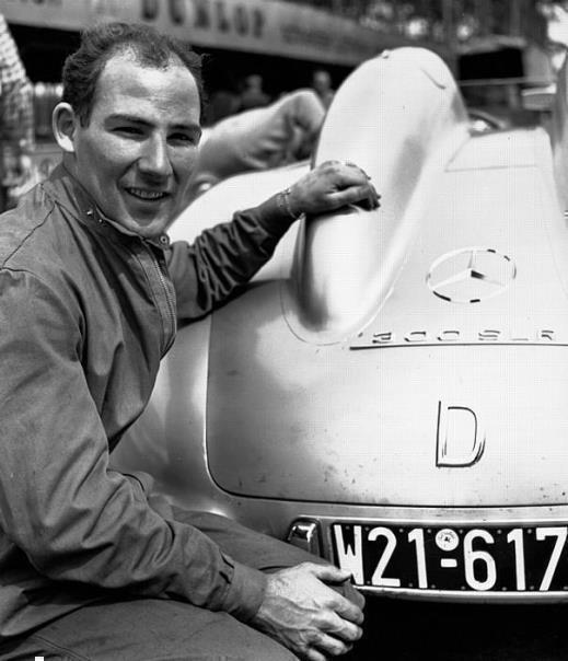 Stirling Moss beim Training mit dem 300 SLR Rennsportwagen in Hockenheim (1955).